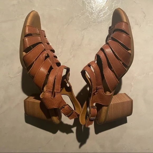 🌸Montana heel sandals size 9.5M - Picture 2 of 5